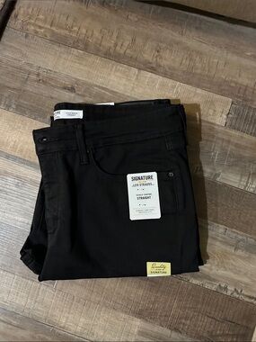 Signature by Levi Strauss Women’s Black Straight Leg Jeans